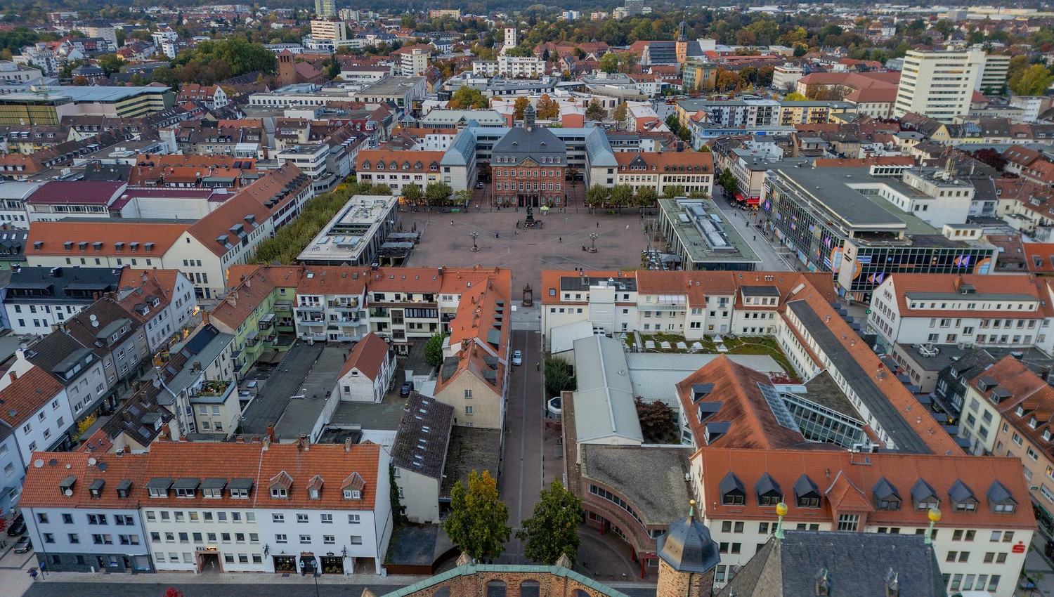 Abendliche Stadtführung in Hanau erklärt Gründung und Innenstadtgeschichte