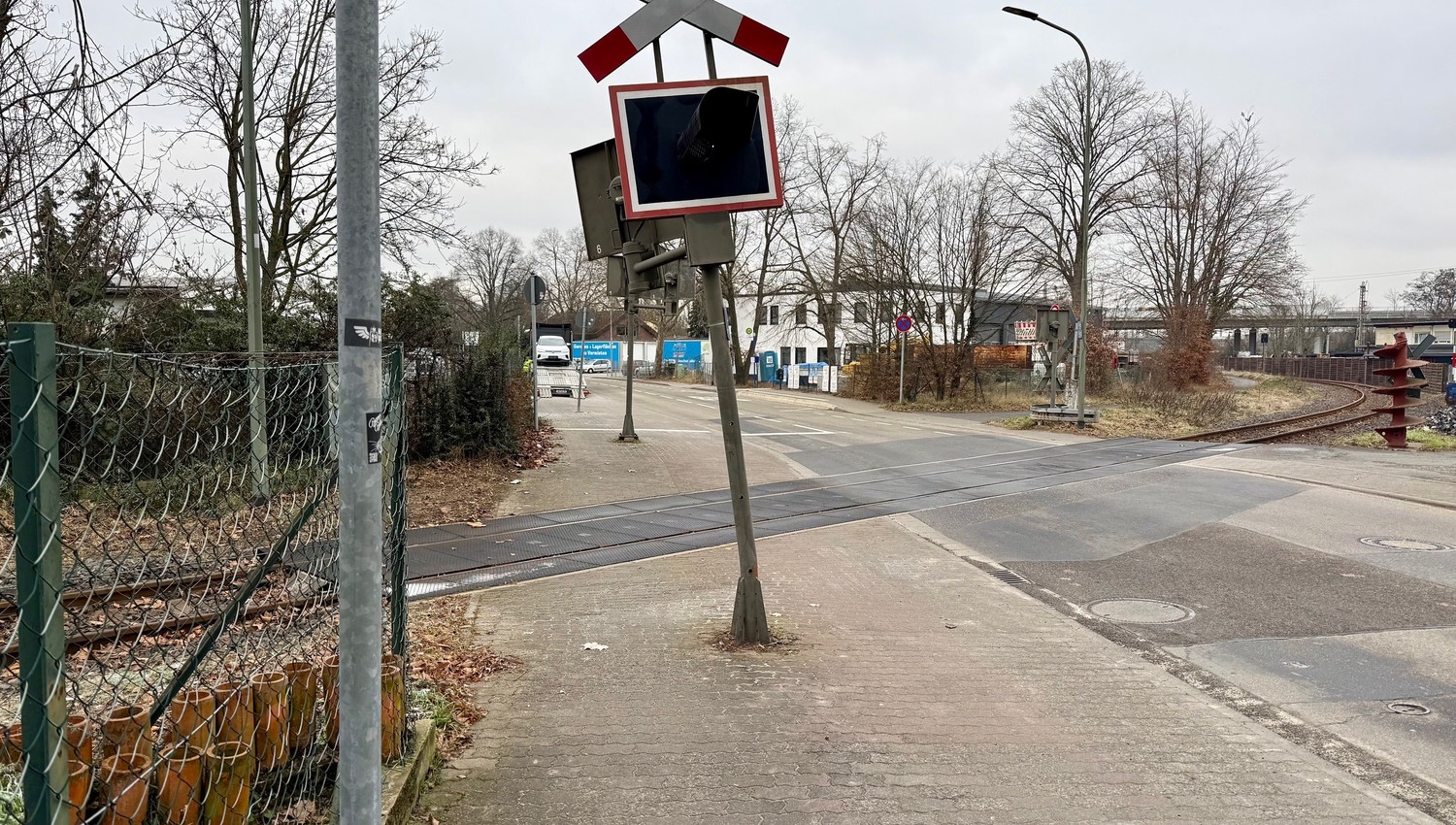 Blinklichtanlage an Bahnübergang in Großauheim beschädigt Polizei ermittelt wegen Unfallflucht