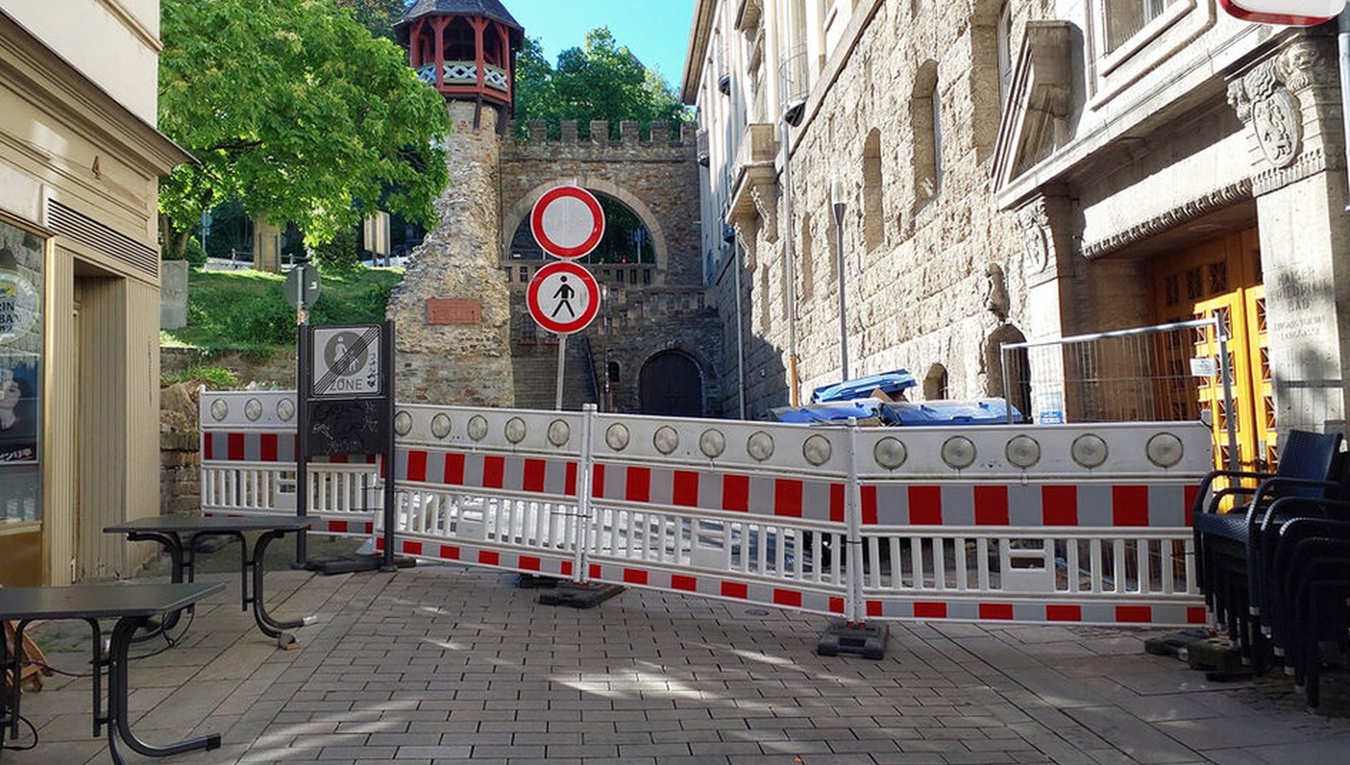 Fassadenschaden an Gebäudekomplex führt zu Sperrung im Bereich Am Römertor