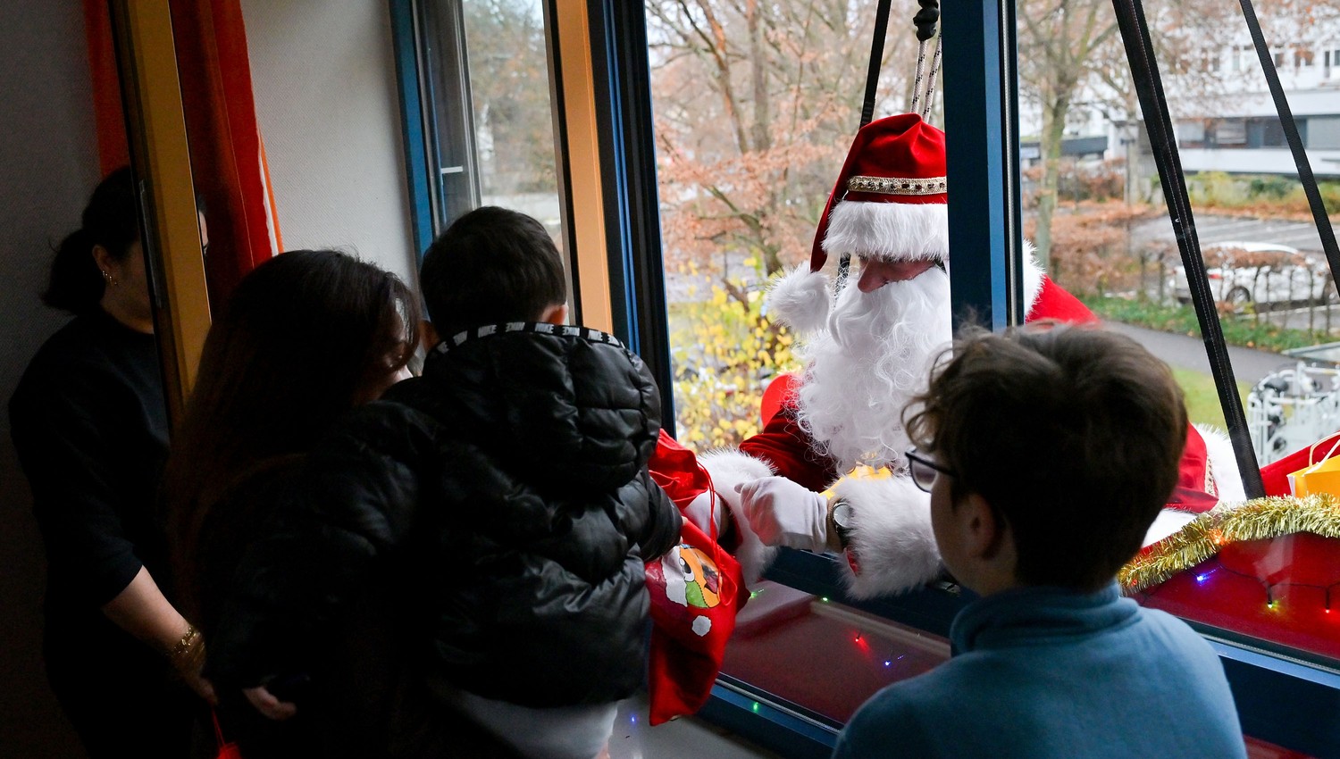 Feuerwehr Hanau seilt sich in Kostümen ab und überrascht Kinderklinik am Nikolaustag