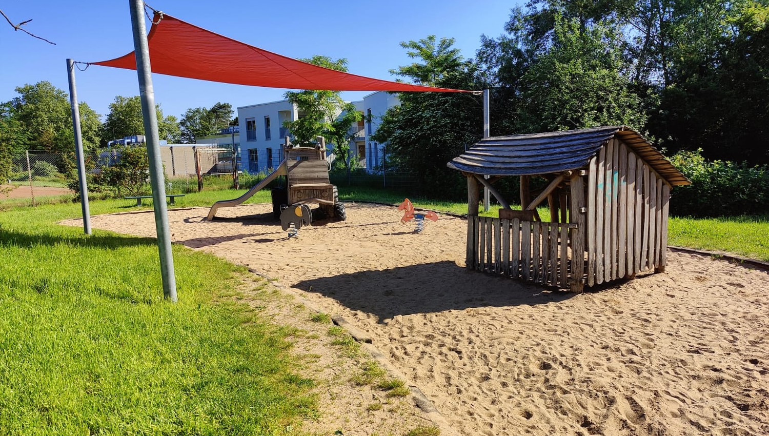 Hanau reinigt 189 Sandflächen auf Spielplätzen, Schulen und Kitas