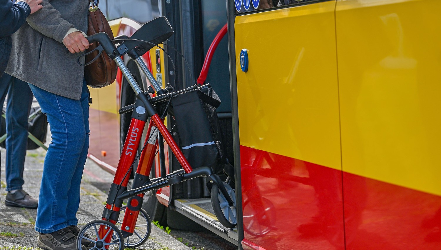 Hanau startet Praxisschulung für Rollatornutzer im Bus