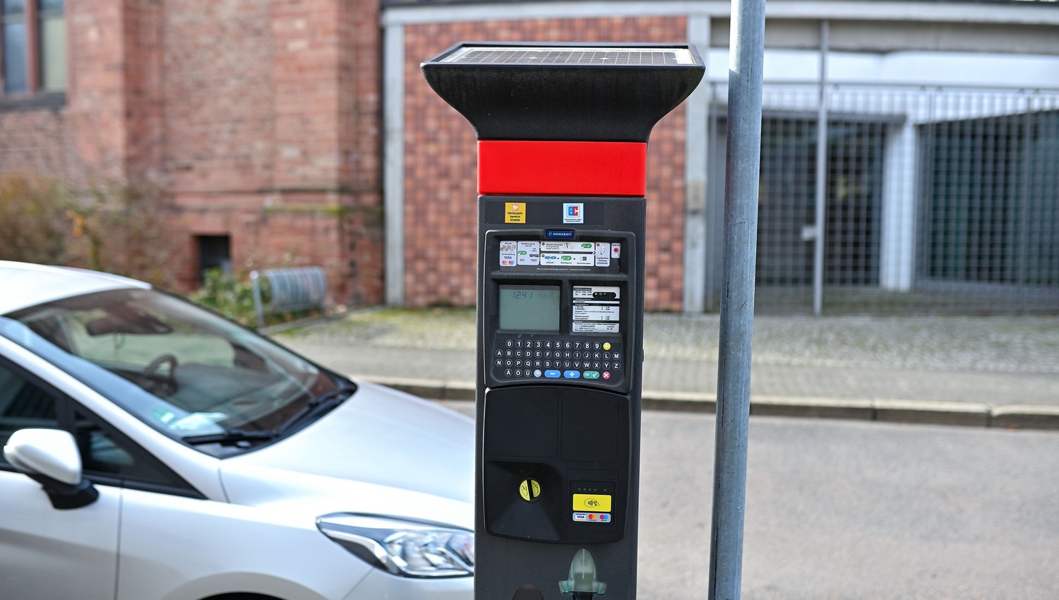 Hanau stattet Parkscheinautomaten mit Kennzeicheneingabe und kontaktloser Zahlung aus Hanau stattet Parkscheinautomaten mit Kennzeicheneingabe und kontaktloser Zahlung aus
