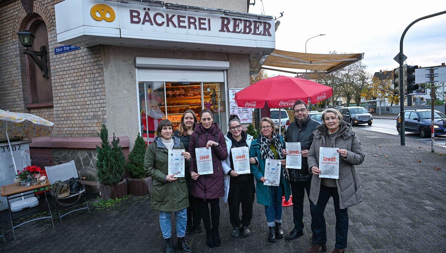 Hanau verteilt 300.000 Brötchentüten mit Kontakten zu Hilfsangeboten gegen Gewalt an Frauen Hanau verteilt 300.000 Brötchentüten mit Kontakten zu Hilfsangeboten gegen Gewalt an Frauen