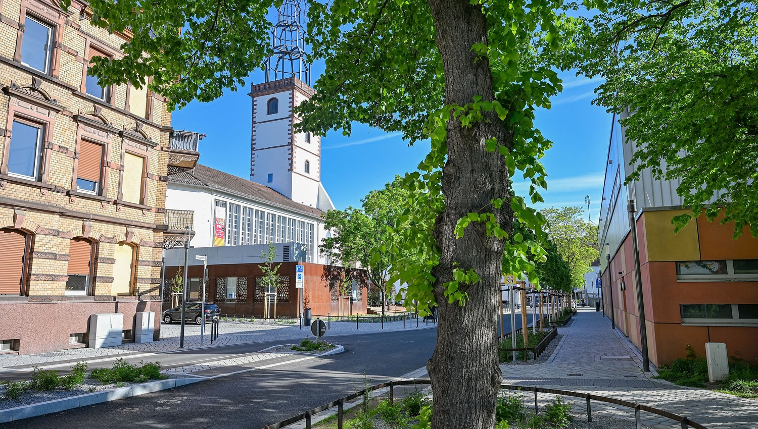 Johanneskirchplatz in Schlussphase: Ramsaystraße wird für Asphaltarbeiten teilweise gesperrt und neun Fahrradbügel installiert