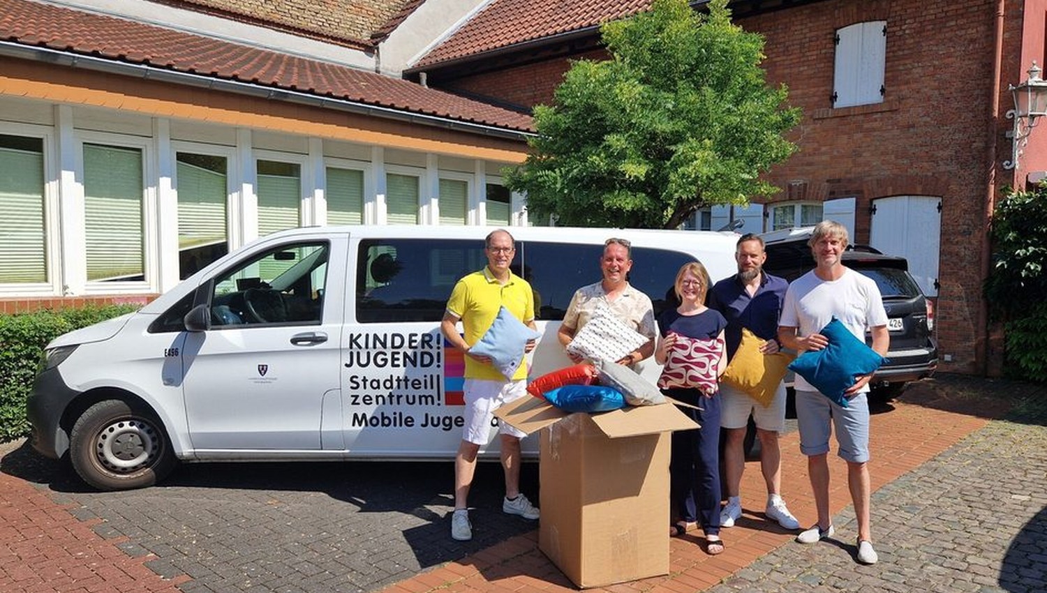Lions Club übergibt rund 30 Kissen an Jugendräume in Wiesbadens östlichen Vororten