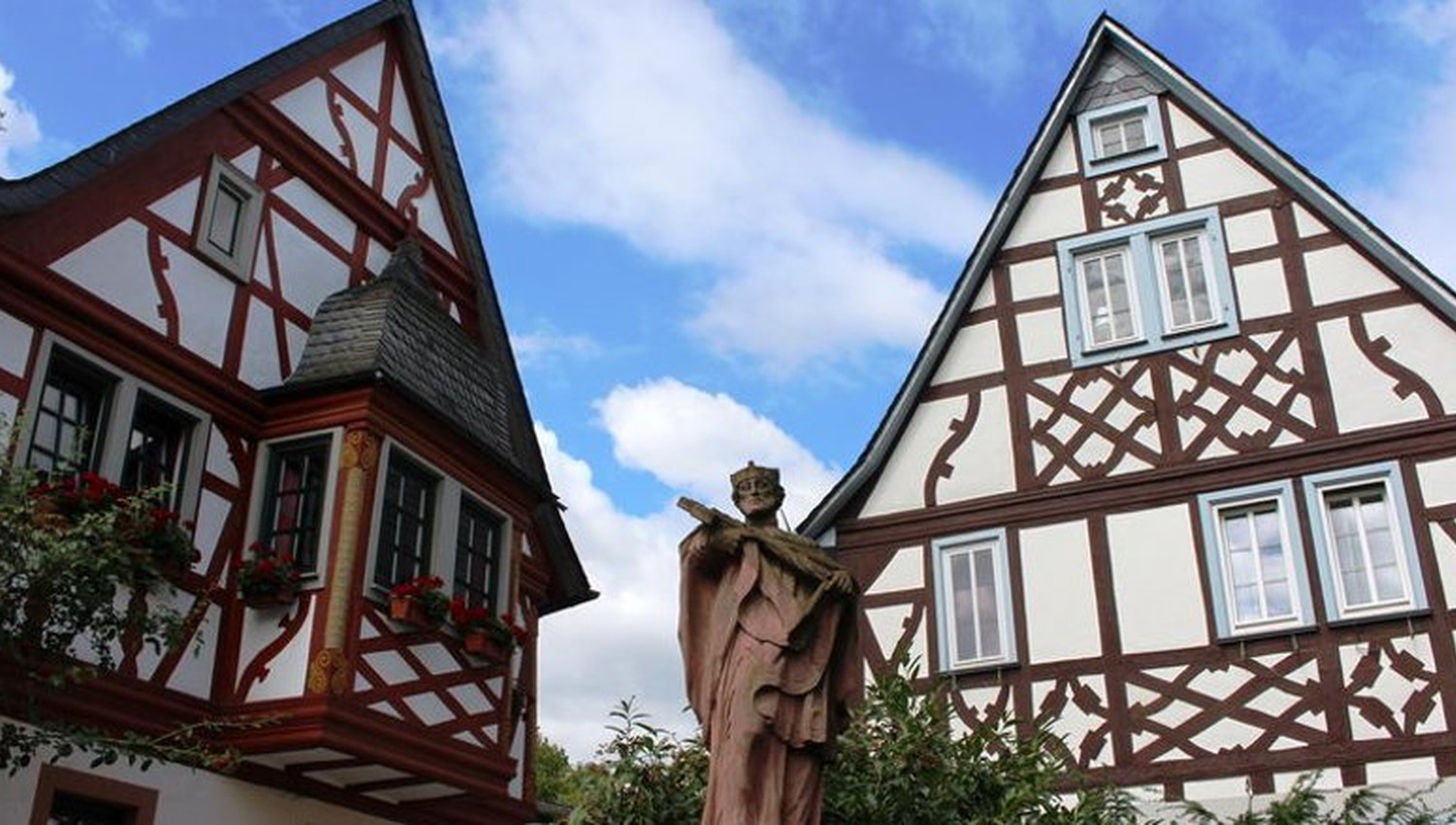 Nepomuk-Statue in Erbach nach Vandalismus wiederhergestellt Nepomuk-Statue in Erbach nach Vandalismus wiederhergestellt