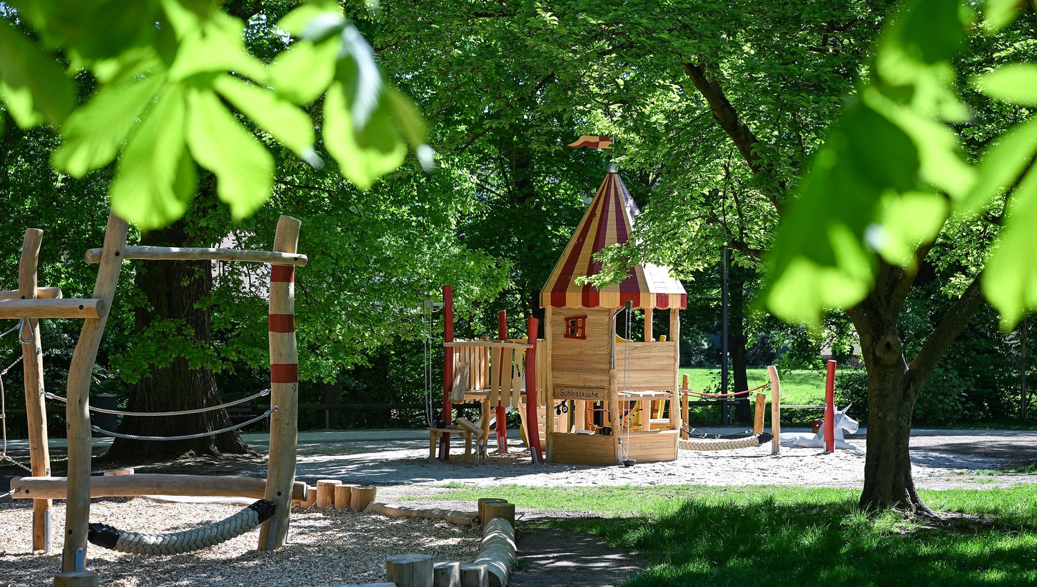 Neuer Spielplatz im Hanauer Schlossgarten verbindet Grimmsche Motive mit Kletterangeboten