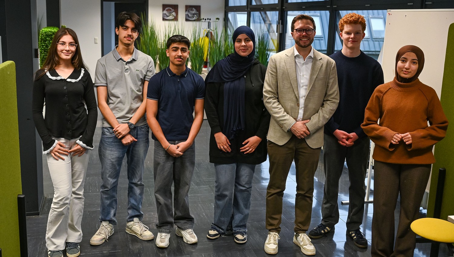 Schülervertreter und Bürgermeister beraten über Schulbau, Betreuungspflicht und Demokratieprojekte Schülervertreter und Bürgermeister beraten über Schulbau, Betreuungspflicht und Demokratieprojekte