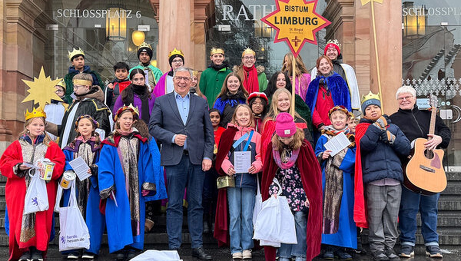 Sternsinger überbringen Segen im Rathaus und machen auf Kinderarbeit aufmerksam