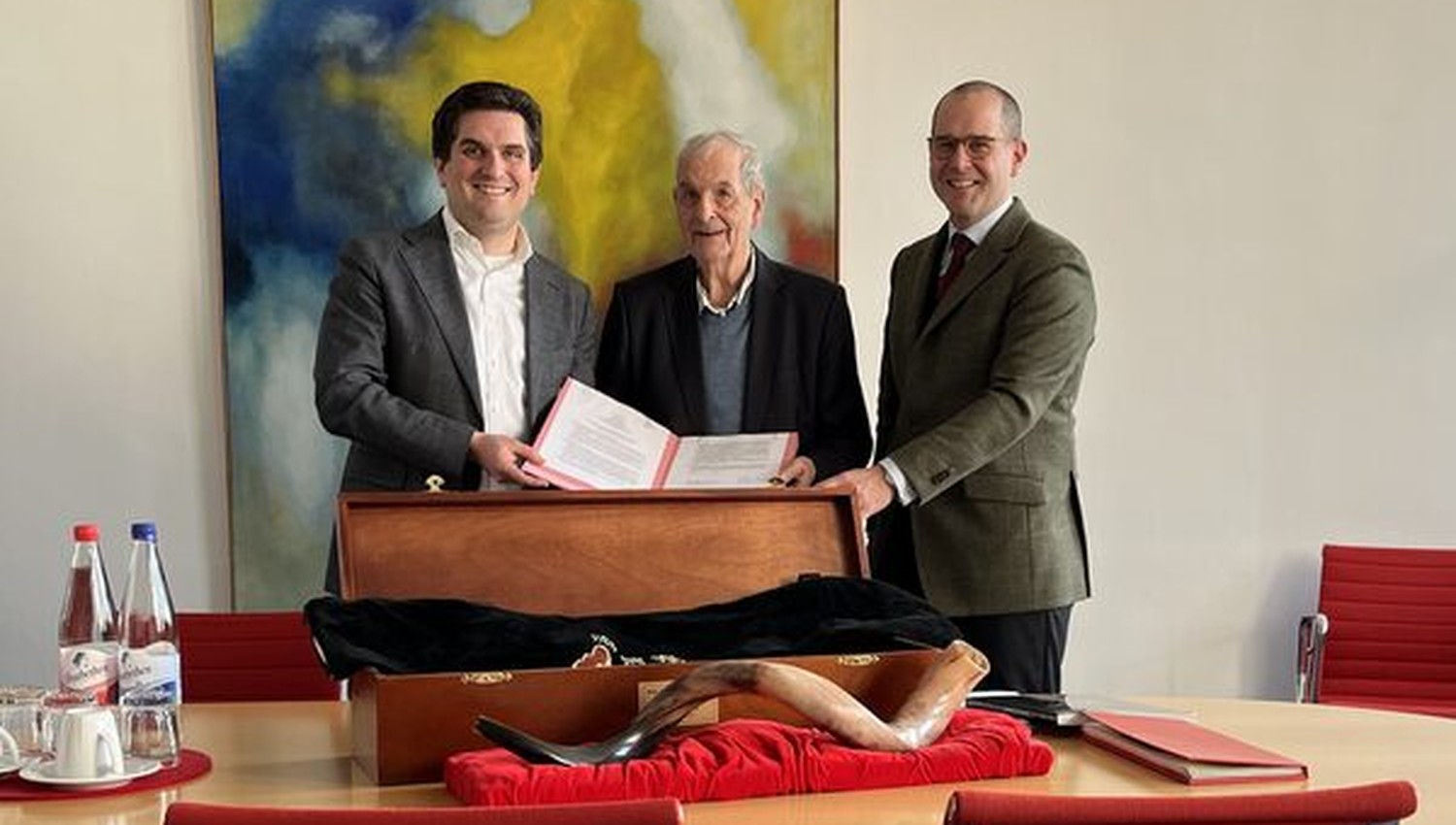 Theatermacher Manfred Beilharz übergibt umfangreichen Vorlass an Stadtarchiv Wiesbaden