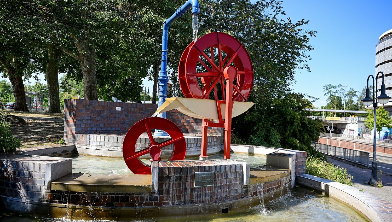 Welle instand gesetzt: Brunnen am Kanaltorplatz in Hanau wieder in Betrieb Welle instand gesetzt: Brunnen am Kanaltorplatz in Hanau wieder in Betrieb